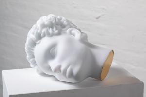 Silvano Rubino, Ritratto di un ricordo remoto, vetro bianco opalino, cera, foglia d'oro, 26 x 20 x 23 cm